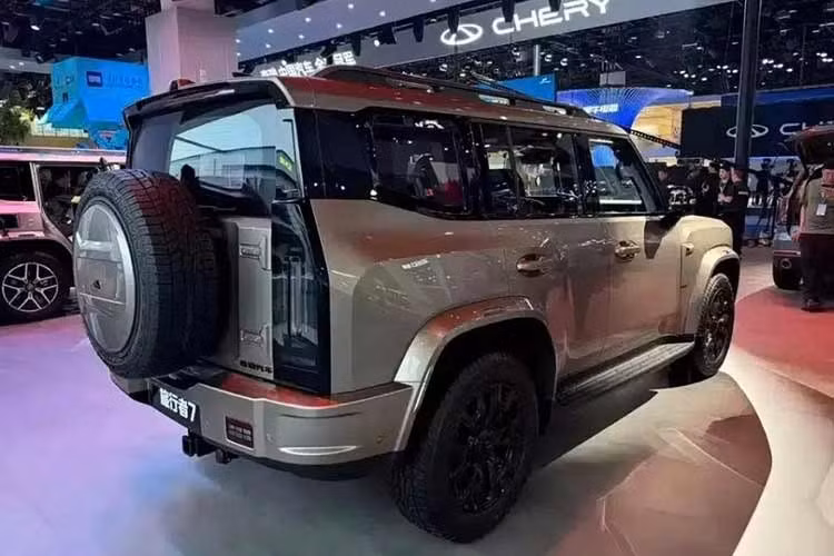 Thứ hai là hệ truyền động hybrid sạc điện nâng cấp, vẫn bao gồm máy xăng 4 xi-lanh, tăng áp, dung tích 1.5L, kết hợp với hai mô-tơ điện mạnh hơn, tạo ra tổng công suất lên tới 782 mã lực cùng mô-men xoắn cực đại 835 Nm. Xe được công bố có khả năng chạy thuần điện 245 km theo chu trình CLTC, tăng 33 mã lực so với trước. Tổng phạm vi hoạt động của xe đạt 1.400 km.