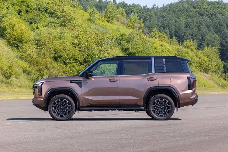 Một trong những thay đổi lớn nhất của Pajero mới nằm ở kích thước. Xe dài 4.920 mm, rộng 1.925 mm và cao tối đa 1.910 mm, trong khi chiều dài cơ sở đạt 2.870 mm. So với Toyota Land Cruiser 250, Pajero chỉ ngắn hơn khoảng 5 mm nhưng chiều dài cơ sở lại nhỉnh hơn 20 mm. Khoảng sáng gầm của Pajero đạt 230 mm.