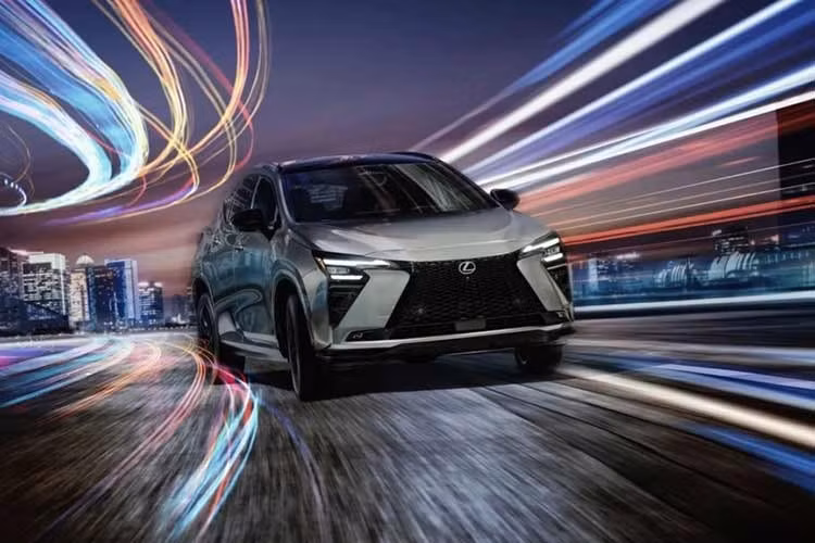 Phiên bản nâng cấp của Lexus NX 2027 chưa công bố giá bán, xe dự kiến ​​sẽ ra mắt trên toàn cầu vào cuối năm nay, với việc giao hàng tại châu Âu bắt đầu vào mùa xuân năm 2027. Xe sở hữu bảng màu bao gồm Sonic Platinum, Sonic Tellus màu xanh kaki và màu Titanium Carbide Grey độc quyền của phiên bản F Sport.