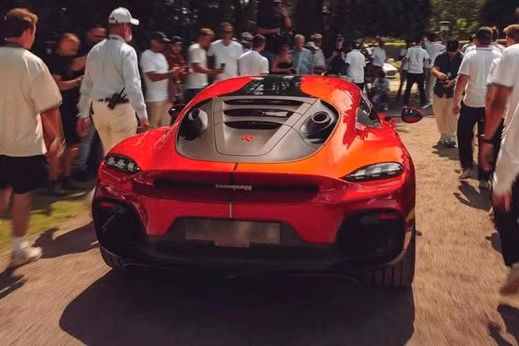 Đáng buồn thay, có vẻ như chiếc siêu xe Koenigsegg Gemera triệu đô này đã bị những kẻ phá hoại tại địa phương nhắm tới. Chiếc xe đã bị đập phá khi đang đỗ trước một khách sạn 5 sao sang trọng ở Copenhagen.