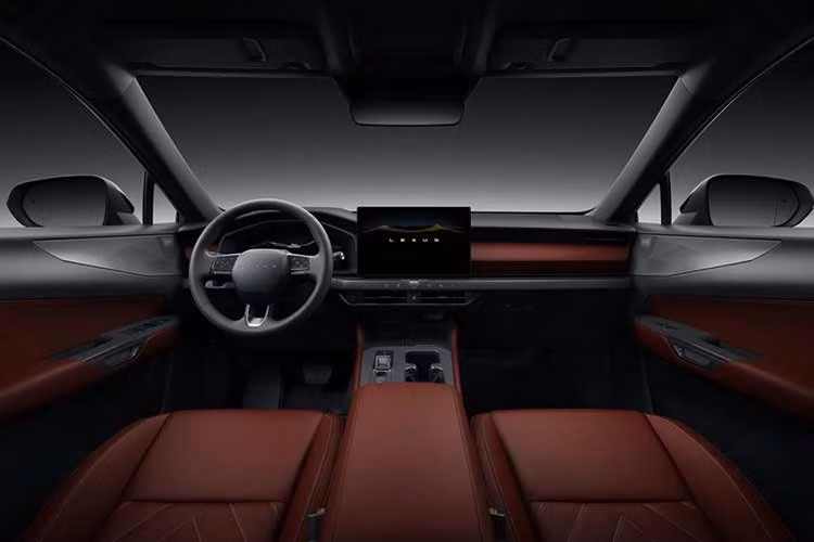 Bên trong, táp-lô đã được thiết kế lại hoàn toàn, lấy cảm hứng từ mẫu sedan Lexus ES mới. Điểm nhấn chính là màn hình thông tin giải trí 14 inch độc lập chạy phần mềm Lexus Connect mới nhất. Màn hình này được kết hợp với cụm đồng hồ kỹ thuật số 12,3 inch, bảng điều khiển trung tâm gọn gàng hơn và các nút điều khiển vật lý mới với phản hồi xúc giác, có thể ẩn vào trong bảng điều khiển khi không sử dụng.