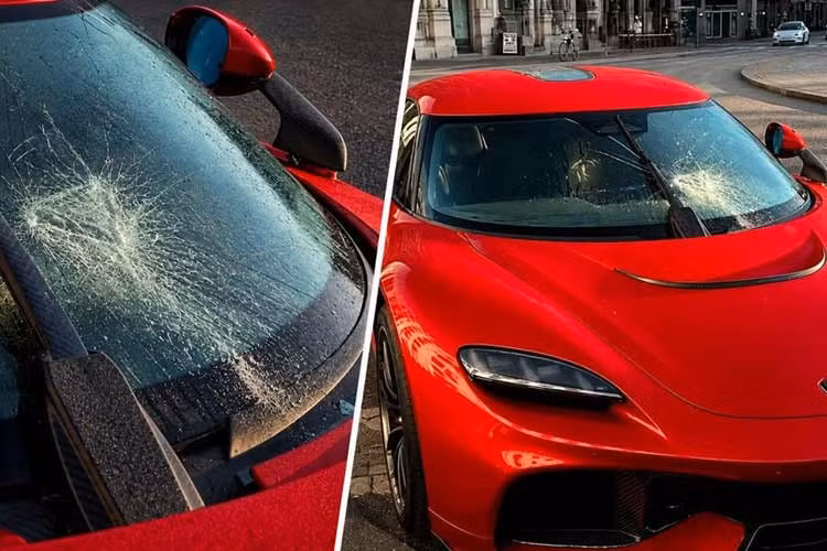 Những hình ảnh được chia sẻ gần đây trên Reddit cho thấy chiếc Koenigsegg Gemera màu đỏ nổi bật đỗ bên ngoài khách sạn đã bị đập vỡ kính chắn gió. Chưa rõ kính bị đập bằng búa tạ hay có người ném đá hoặc gạch vào, nhưng dù bằng cách nào thì mức độ hư hỏng cũng khá rõ ràng.