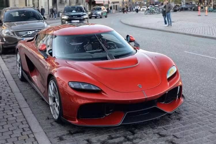 Ngoài ra, xe còn được trang bị bộ pin 850V với dung lượng 14 kWh. Koenigsegg Gemera có tốc độ tối đa theo công bố là 400 km/h và khả năng tăng tốc 0-100 km/h trong 1,9 giây. Tốc độ tối đa khi vận hành ở chế độ thuần điện là 300 km/h.