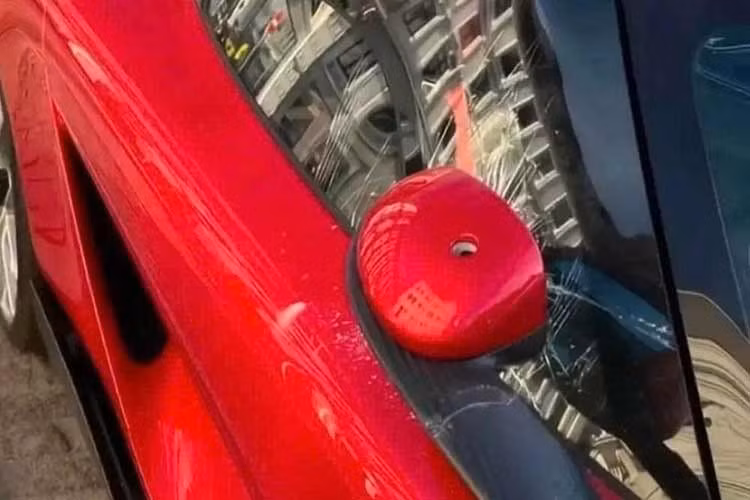 Có thể thấy một nửa kính chắn gió phía người lái đã bị phá hủy. Do đây là mẫu siêu xe Koenigsegg sản xuất giới hạn với chỉ 300 chiếc được chế tạo và với giá khởi điểm rơi vào khoảng 3 triệu USD (tương đương khoảng hơn 80 tỷ đồng), chưa bao gồm các tùy chọn và thuế.
