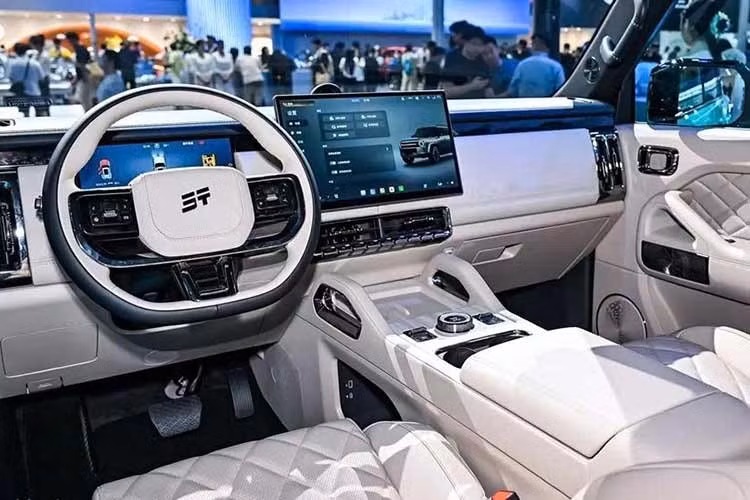 Triết lý thiết kế hướng đến sự tinh tế cũng được áp dụng cho khoang nội thất. Dù kiến trúc tổng thể có vẻ được giữ nguyên nhưng quan sát kỹ sẽ thấy hầu hết các chi tiết đều được tinh chỉnh, loại bỏ nhiều yếu tố đậm chất cơ bắp của Chery Jetour Traveller hiện tại. Mặt táp-lô có thiết kế gọn gàng hơn, kết hợp cặp cửa gió điều hòa nằm dọc mới được tích hợp hài hòa ở hai bên và trang trí bằng viền mạ crôm.