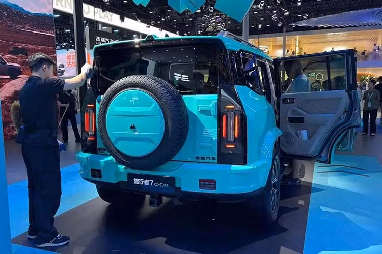 Về ngoại hình, Chery Jetour Traveller 7 sở hữu phần đầu xe được tinh chỉnh theo hướng thanh lịch hơn với cụm đèn pha tròn thay thế thiết kế vuông trước đây. Sự thay đổi này khiến xe trông càng giống SUV hạng sang Land Rover Defender hơn. Cụm đèn được nối liền với nhau bằng dải đèn vắt ngang lưới tản nhiệt, đồng thời đẩy dòng chữ Jetour lên phần nắp ca-pô.