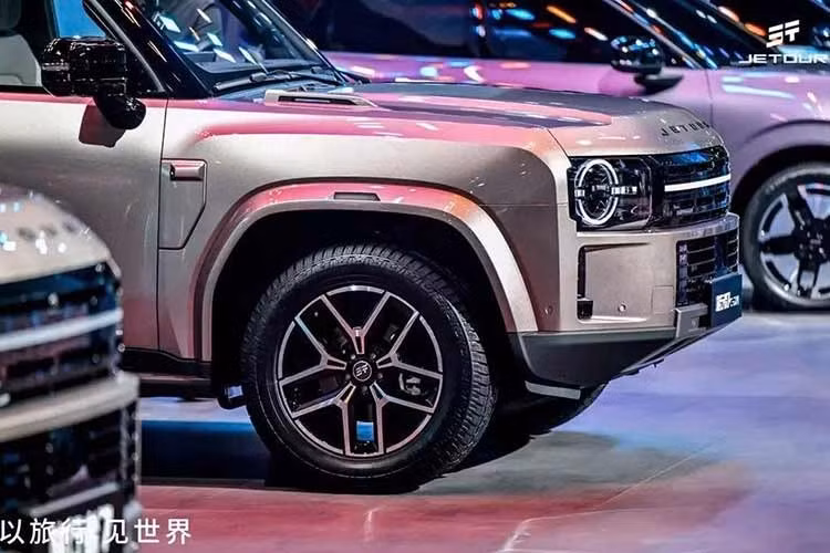 Tại thị trường Trung Quốc, Chery Jetour Traveller 7 có 2 tùy chọn động cơ. Đầu tiên là động cơ xăng 4 xi-lanh, tăng áp, dung tích 2.0L. Công suất động cơ hiện chưa được công bố, nhưng nhiều khả năng vẫn duy trì mức 254 mã lực và 390 Nm trước. Quan trọng hơn, hộp số tự động ly hợp kép 7 cấp đã bị thay thế bằng hộp số tự động 8 cấp vốn trước đây chỉ dành cho phiên bản cao cấp nhất.