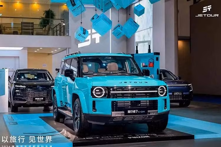 Thương hiệu Jetour của tập đoàn Chery Trung Quốc đã chính thức ra mắt phiên bản nâng cấp của dòng xe Traveller và mở cọc tại Triển lãm Ô tô Thành Đô 2026. Mẫu SUV mang phong cách vuông vức này đi kèm những thay đổi về thiết kế cả bên ngoài lẫn bên trong.