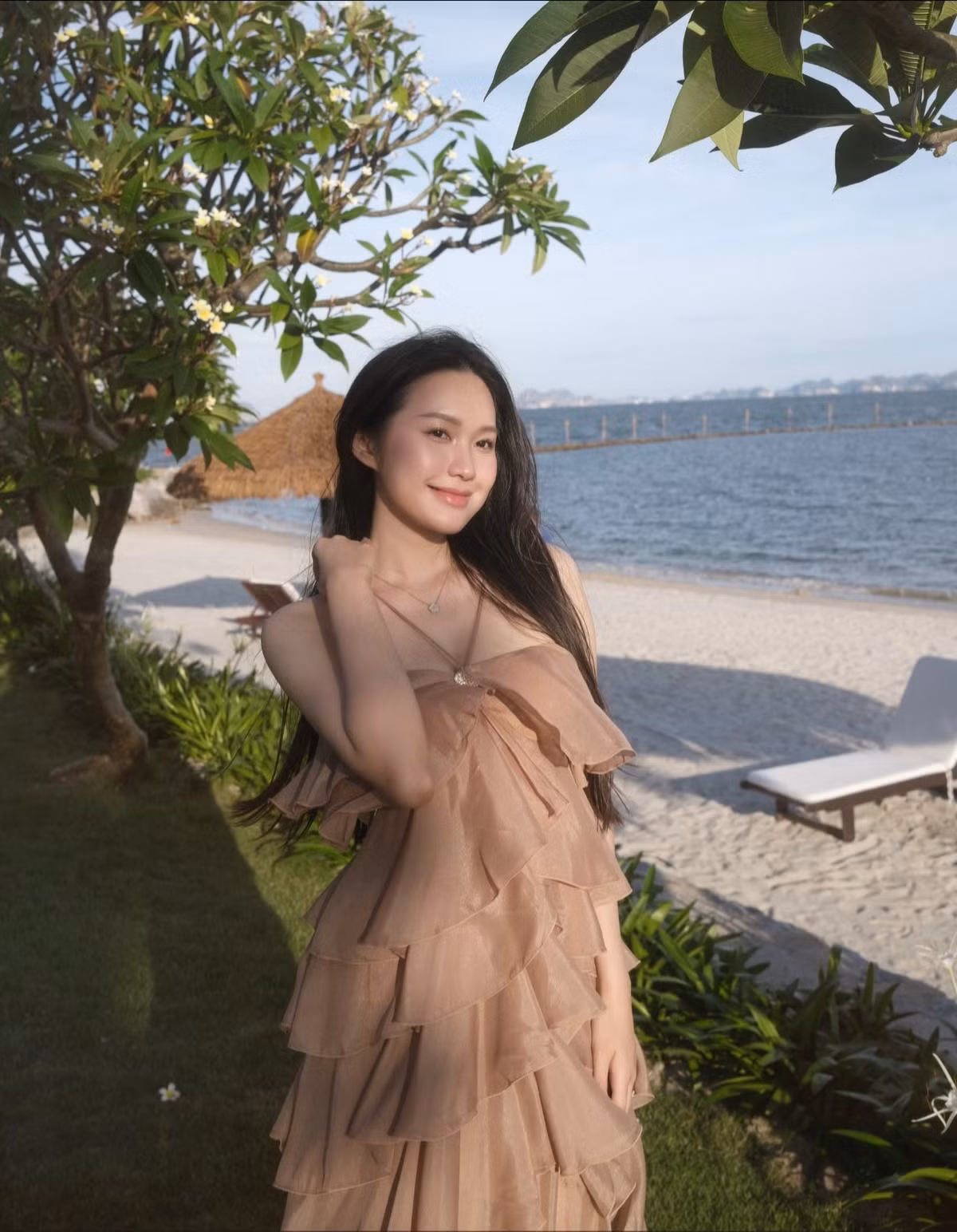 Từ những bộ váy lụa mềm mại đến những chiếc đầm ôm sát, Hải My không ngần ngại khoe vẻ đẹp hình thể, tạo nên điểm nhấn ấn tượng trong từng shoot hình.
