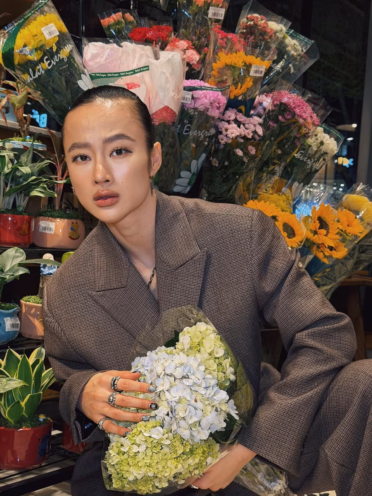 Hình ảnh này của Angela Phương Trinh khiến nhiều người đặt nghi vấn cô đã có sự can thiệp phẫu thuật.