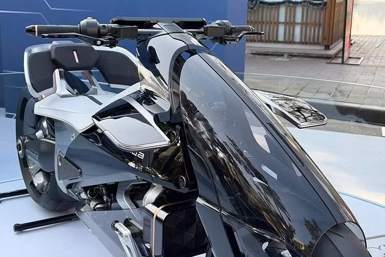 Honda EV Outlier xuất hiện tại Việt Nam sở hữu khá nhiều điều thú vị. Điều đầu tiên dễ nhận thấy là tư thế lái kiểu chân duỗi về phía trước và tay lái cao. Vậy đây có phải là xe cruiser không? Có thể. Tuy nhiên, EV Outlier cũng gợi nhớ đến những chiếc xe trong phim viễn tưởng.