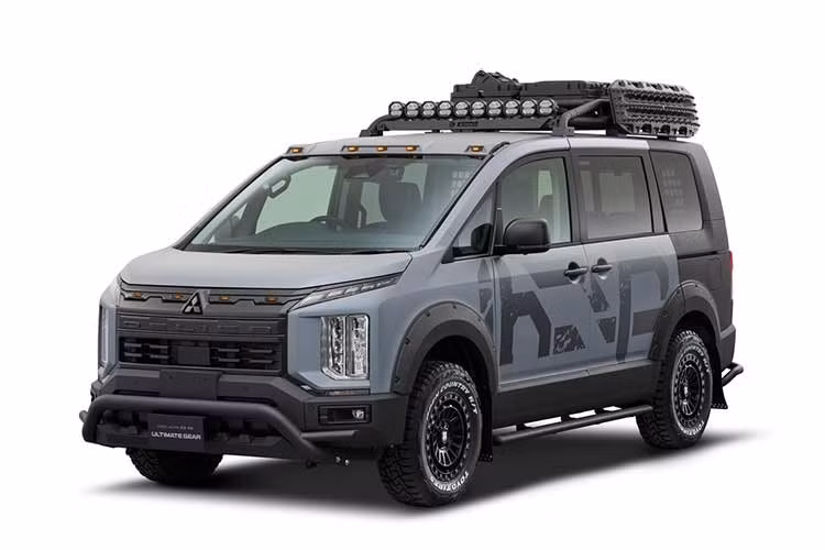 Delica D:5 Ultimate Gear D:5 ﻿Ultima Gear về cơ bản là một chiếc minivan mạnh mẽ dành cho việc khám phá địa hình hiểm trở, và là một chiếc xe khá ngầu. Được lắp ráp bằng các phụ tùng hậu mãi, xe có gầm cao hơn 30 mm nhờ bộ mâm xe địa hình và được trang bị thêm tấm bảo vệ cản trước và bậc lên xuống. Thân xe được sơn một lớp sơn đặc biệt, bền chắc, có kết cấu giúp giảm thiểu sự lộ diện của các vết xước – giá nóc và đèn phụ trợ hoàn thiện gói trang bị này.
