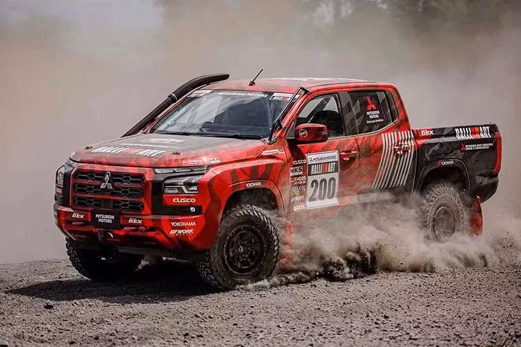 Xe bán tải Triton rally và xe hỗ trợ Delice D:5 ﻿Gian trưng bày của Mitsubishi tại triển lãm Tokyo Audo 2026 cũng bao gồm hai mẫu xe mà bạn có thể đã thấy trong giải Asia Cross Country Rally (AXCR) năm 2025. Tôi đang nói đến chiếc xe bán tải dựa trên nền tảng Triton đã giành chiến thắng trong sự kiện và chiếc Delica D:5 phiên bản địa hình được sử dụng làm xe hỗ trợ.