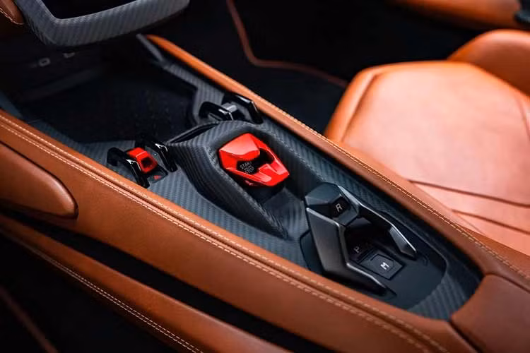 Xe có 3 màn hình chính trong khoang lái, bao gồm màn hình lái kỹ thuật số 12,3-inch, màn hình giải trí cảm ứng đặt dọc 8,4-inch, và màn hình 9,1-inch phía trước ghế hành khách hiển thị thông tin như trạng thái xe, tốc độ, vị trí số.