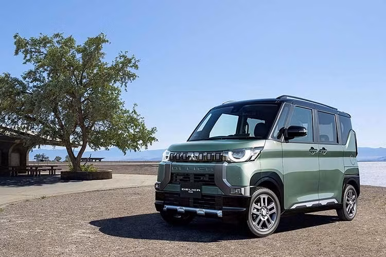 Delica Mini Wild Adventure style ﻿Phiên bản Mini của nó có phần hấp dẫn hơn nhờ lớp sơn màu xanh đậm và các họa tiết ngụy trang trên cửa và cột sau. Nó cũng được trang bị giá nóc và chắn bùn tùy chỉnh.