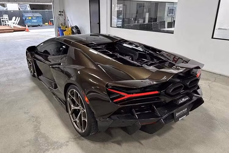 Mô tơ điện trên Revuelto có nhiệm vụ hỗ trợ khả năng tăng tốc, cải thiện cảm giác lái. Vì pin nhỏ, chưa tới 4 "số điện" nên tầm hoạt động ở chế độ thuần điện tối đa chỉ 10 km (chuẩn WLTP). Xe có hộp số 8 cấp ly hợp kép, truyền động 4 bánh, thời gian tăng tốc 0-100 km/h là 2,5 giây.
