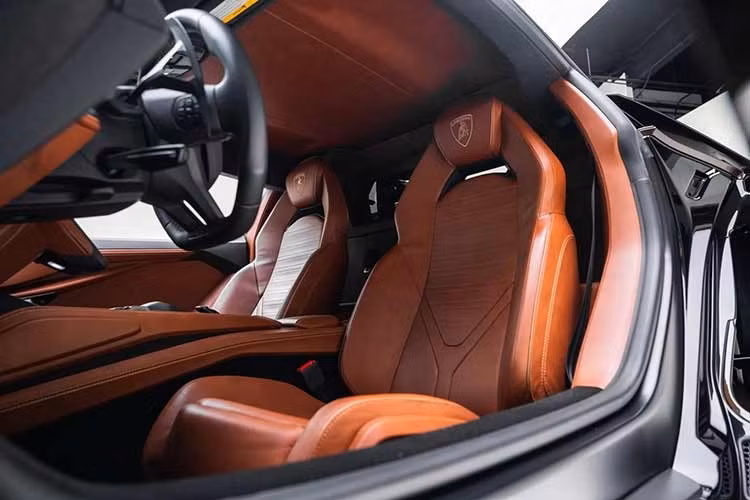 Đi cùng với đó là các chi tiết trang trí bằng sợi carbon, kết nối Apple CarPlay và Android Auto, hệ thống âm thanh Sonus Faber, vô lăng bọc da và nhiều hơn nữa.