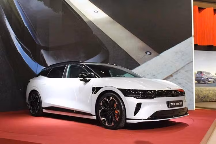 Zeekr 7GT hoàn toàn mới dự kiến ​​sẽ có mặt tại các showroom ở châu Âu vào mùa hè năm sau. Mẫu xe này được bán với tên gọi 007 GT bên ngoài châu Âu, nhưng Zeekr đã chọn tên mới để tránh các vấn đề bản quyền tại châu Âu. Rõ ràng, chiếc xe wagon này không phải là kiểu xe James Bond.
