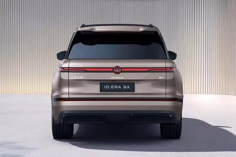 Volkswagen ID. Era 9X sở hữu tên gọi khá giống với mẫu SUV cũng thuộc phân khúc EREV của Zeekr. So với những người anh em đang bán trên toàn cầu như Volkswagen Atlas hay Touareg, Volkswagen ID. Era 9X lớn hơn nhiều, thậm chí còn dài hơn cả BMW X7. Xe sở hữu kích thước dài x rộng x cao lần lượt 5.207 x 1.997 x 1.810 mm và chiều dài cơ sở 3.070 mm.