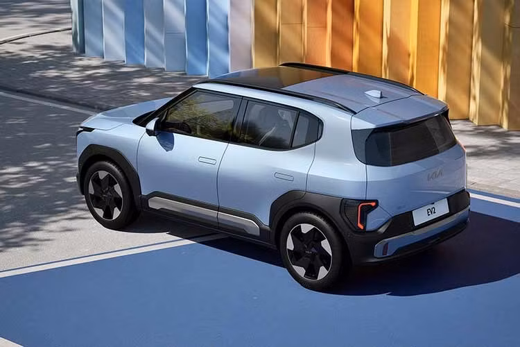 Kia định vị EV2 là mẫu xe điện dễ tiếp cận nhất từ trước đến nay của hãng. Xe nằm dưới các mẫu SUV điện lớn hơn là Kia EV3 và EV5, nhưng vẫn thừa hưởng ngôn ngữ thiết kế, công nghệ cũng như sức hút từ các đàn anh. Với chiều dài khoảng 4,1 m, mẫu xe này rất phù hợp cho đô thị.