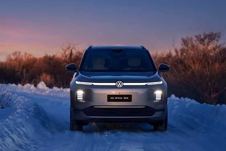 Bản cao cấp nhất vẫn dùng pin 65,2 kWh nhưng bổ sung mô-tơ điện thứ hai, nâng tổng công suất lên 510 mã lực. Trọng lượng của bản này tăng lên 2.700 kg và phạm vi di chuyển giảm nhẹ còn 321 km.