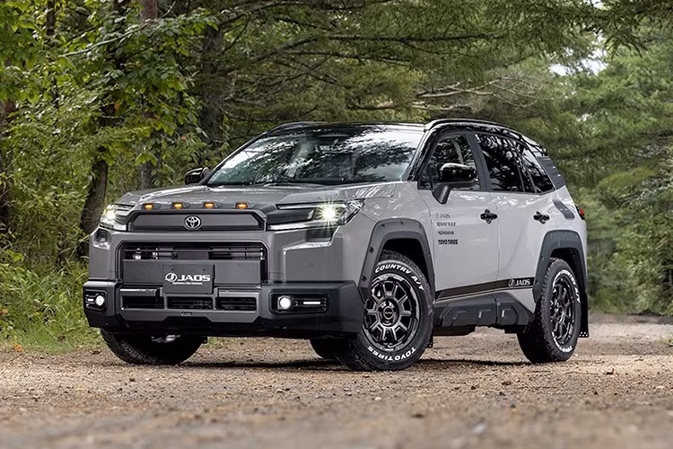 Toyota RAV4 thế hệ mới dành riêng cho thị trường Nhật Bản đã ra mắt. Dù Modellista đã nhanh tay tung ra một bản độ mang phong cách "outdoor" nhẹ nhàng. Nhưng Jaos, hãng độ danh tiếng đến từ Nhật mới là cái tên gây chú ý thực sự khi biến chiếc SUV quen thuộc thành một chiến binh thực thụ nơi địa hình hiểm trở.