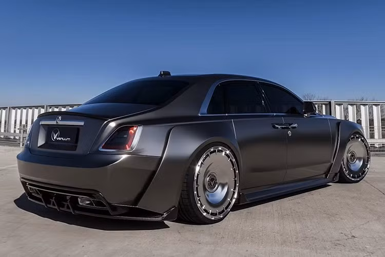 Chiếc sedan siêu sang Rolls-Royce Ghost Vanta này sử dụng bộ mâm AV29 phiên bản giới hạn, được tối ưu hóa khí động học, làm từ hợp kim nhôm 6061-T6 chất lượng hàng không vũ trụ. Chỉ có 25 bộ mâm này được sản xuất.