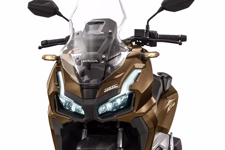 So với ADV 160 tiền nhiệm, phiên bản facelift có ngoại thất không khác biệt nhiều. Trên thực tế, hai bên yếm, mặt nạ trước, ốp lườn của xe được bổ sung thêm đường nét cắt xẻ với tạo hình gân guốc hơn.