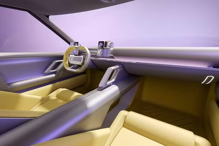Từ những hình ảnh của Concept Three, dự đoán người dùng có thể cá nhân hóa trải nghiệm xe với hồ sơ đám mây, cài đặt tính năng theo yêu cầu, điều khiển bằng giọng nói tự nhiên và kết nối Apple CarPlay Ultra. Dưới màn hình trung tâm là hàng phím vật lý điều khiển hệ thống điều hòa – chi tiết được đánh giá cao về tính tiện dụng.
