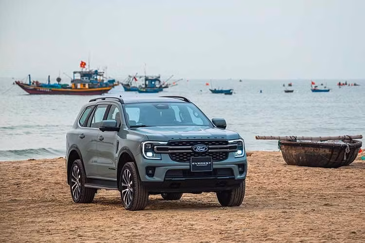 Trong số 5 phiên bản Ford Everest 2026 được giới thiệu tại Việt Nam với mức giá dao động từ 1,129 tỷ đến 1,629 tỷ đồng, tâm điểm thu hút sự quan tâm là sự xuất hiện của biến thể Platinum+. Đây là cấu hình cao cấp nhất, lần đầu tiên được trang bị động cơ xăng EcoBoost, hướng tới nhóm khách hàng tìm kiếm sự mạnh mẽ nhưng vẫn đòi hỏi tính êm ái đặc trưng của dòng máy xăng.