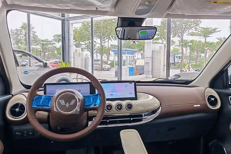 Xe sở hữu cần số điện tử nằm sau vô lăng, 4 túi khí, hệ thống kiểm soát hành trình Cruise Control và camera 360 độ. Khi mua mẫu ô tô điện này, khách hàng Việt có thể chọn các màu sắc ngoại thất như tím, trắng, xanh và hồng.