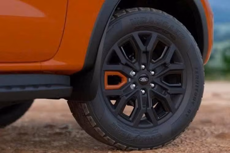 Thay vì sử dụng các tấm ốp màu bạc như thế hệ trước, phiên bản Ford Ranger Wildtrak V6 3.0L mới chuyển sang tông màu đen bóng, mang lại diện mạo nam tính và đồng nhất hơn cho thân xe.