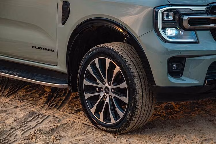 Điểm nhấn nhận diện rõ nét nhất của xe là dòng chữ "Platinum" 3D nổi bật trên nắp ca-pô. Để tương xứng với ngoại hình, xe được trang bị bộ mâm hợp kim đa chấu kích thước 21 inch đi kèm lốp 275/45 R21, tạo nên dáng vẻ vững chãi và uy lực khi quan sát từ mọi phía.