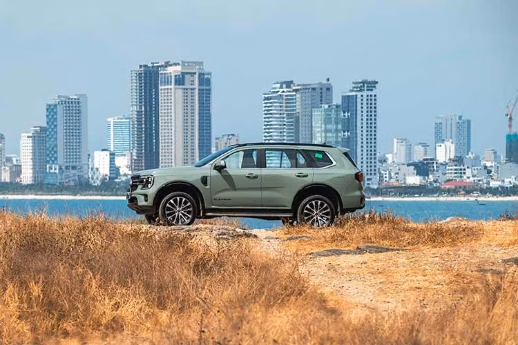Về kích thước, mẫu xe SUV Ford Everest Platinum+ 2026 duy trì sự bề thế với các thông số dài, rộng, cao lần lượt là 4.914 x 1.923 x 1.840 mm, đi cùng khoảng sáng gầm xe 228 mm giúp tối ưu khả năng di chuyển trên nhiều dạng địa hình.