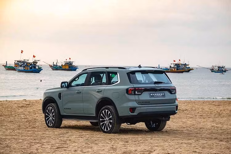 Diện mạo của Ford Everest phiên bản Platinum+ được tinh chỉnh để tạo khác biệt so với các biến thể còn lại. Lưới tản nhiệt được thiết kế mới với các chi tiết mạ chrome cao cấp, kết hợp cùng cụm đèn pha LED Matrix hình chữ C có tính năng tự động bật đèn và chiếu góc.