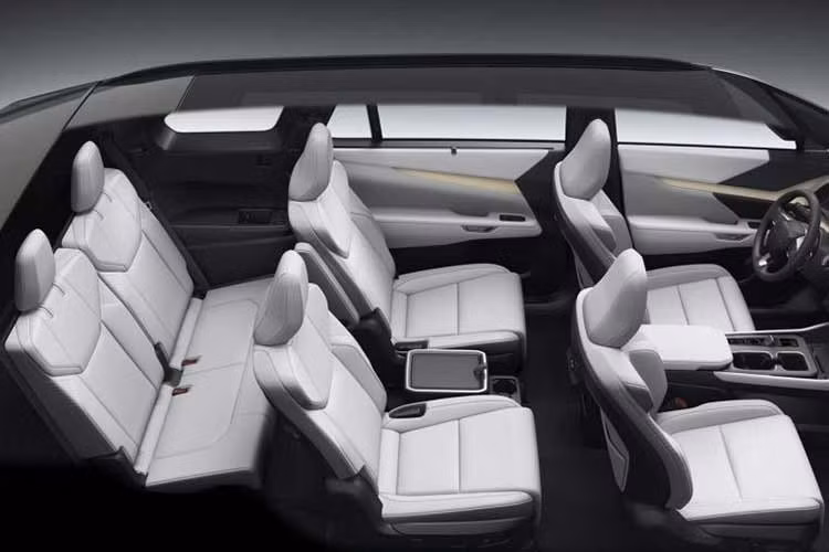 Điểm khác biệt lớn nhất trên Lexus TZ chính là tính năng giả lập âm thanh động cơ V10 hút khí tự nhiên, mô phỏng lại tiếng động cơ của siêu xe huyền thoại Lexus LFA. Ông Simon Humphries, Giám đốc Thương hiệu của hãng, xác nhận tính năng này sẽ được cung cấp dưới dạng tùy chọn theo yêu cầu của người lái, nhằm bù đắp sự thiếu hụt về cảm giác âm thanh trên các dòng xe thuần điện.