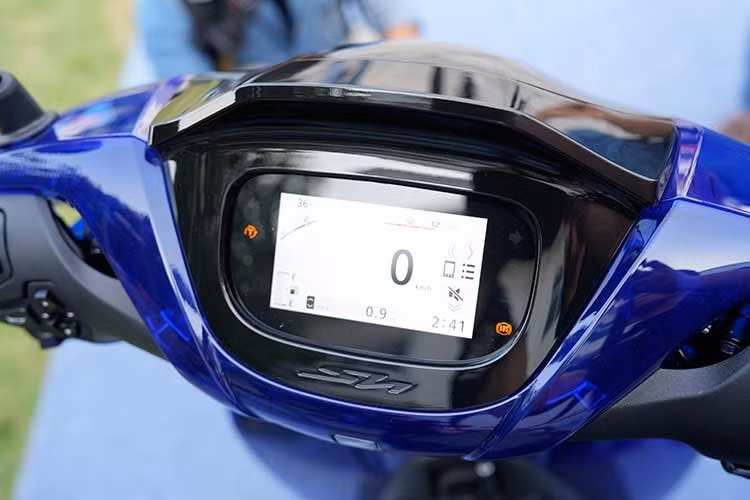 Các trang bị có sẵn khác trên Honda SH150i Vetro Blue đặc biệt cũng giống như phiên bản thường bao gồm; màn hình LCD hiển thị thông tin vận hành, đèn LED, chìa khóa thông minh Smartkey, mâm đúc 16 inch, phanh đĩa trên cả hai bánh kết hợp hệ thống chống bó cứng phanh ABS trên bánh trước…