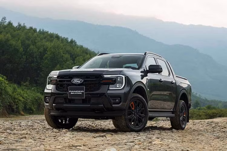 Việc đưa động cơ V6 lên dòng Wildtrak cho thấy chiến lược của Ford trong việc chinh phục nhóm khách hàng ưu tiên sức kéo lớn và sự bền bỉ của động cơ diesel dung tích cao. Tuy nhiên, mức giá 1,093 tỷ đồng đang tạo ra khoảng cách đáng kể khi đắt hơn phiên bản cao cấp nhất của Toyota Hilux tới gần 200 triệu đồng.