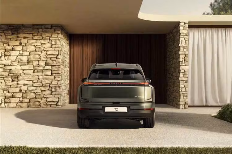 Tại thị trường Bắc Mỹ, mẫu SUV này sẽ được trang bị chuẩn sạc NACS, cho phép tương thích rộng rãi với hệ thống trạm sạc nhanh. Với công suất sạc tối đa 150 kW, Lexus TZ có thể nạp từ 10% lên 80% dung lượng pin trong khoảng 35 phút.