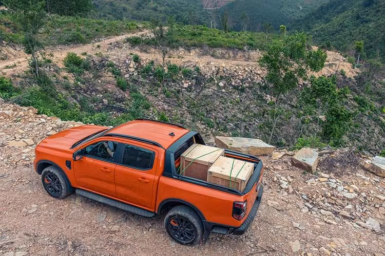 So với phiên bản Ford Ranger Wildtrak 2.0L Bi-Turbo hiện đang bán ra tại thị trường Việt Nam có giá 979 triệu đồng, biến thể động cơ dung tích lớn này có mức giá cao hơn 114 triệu đồng, đưa Ranger trở thành mẫu bán tải phổ thông mạnh mẽ nhất phân khúc hiện nay.