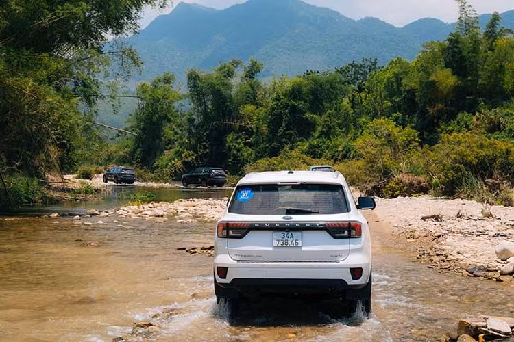 Ford Everest Platinum+ ghi nhận bước đột phá về hiệu suất khi sở hữu khối động cơ xăng 2.3L EcoBoost. Cỗ máy này sản sinh công suất tối đa lên tới 300 mã lực tại 5.650 vòng/phút và mô-men xoắn cực đại đạt 446 Nm. Với hệ dẫn động hai cầu (4x4), đây hiện là phiên bản sở hữu thông số mã lực mạnh nhất trong gia đình Everest tại Việt Nam.