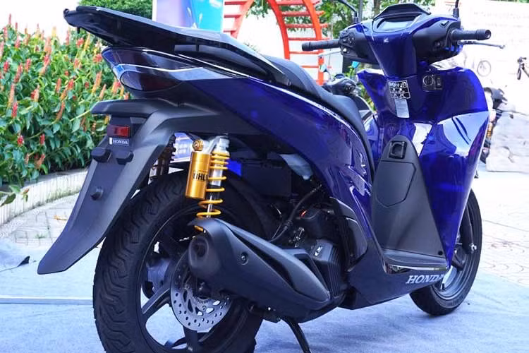 Có thể nói, Honda SH150i Vetro Blue là chiếc xe để “chơi" hơn là lựa chọn tối ưu cho số đông người dùng. Theo giới kinh doanh, dù giá cao, các mẫu SH nhập Ý phiên bản đặc biệt vẫn có tệp khách riêng, sẵn sàng chi trả để sở hữu sự khác biệt.