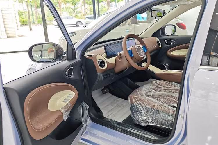 Với kích thước nhỏ, Wuling Bingo 2026 chỉ được trang bị nội thất 2 hàng ghế với 4 chỗ ngồi. Tuy nhỏ nhưng nội thất lại có nhiều khu vực chứa đồ tiện dụng. Ngoài ra, Bingo 2026 thế hệ mới còn có những trang bị đáng chú ý như 2 màn hình cảm ứng trung tâm 10,25 inch.