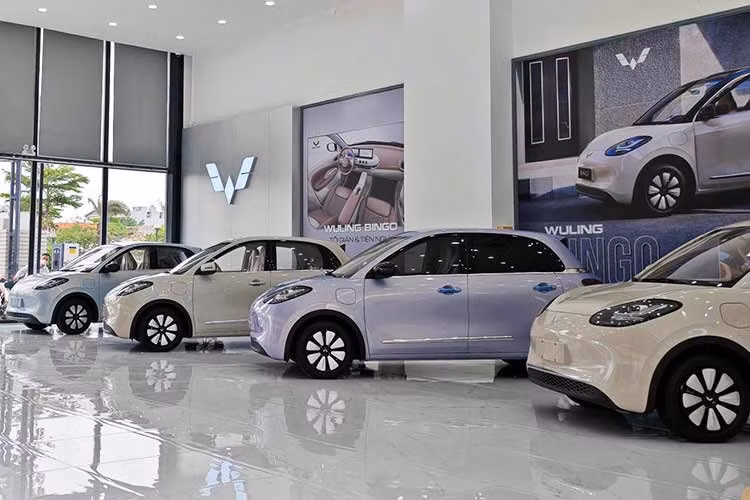 Mức đặt cọc tối thiểu là 20.000.000 triệu đồng/xe và không được hoàn, hủy. Chương trình ưu đãi sẽ được áp dụng từ ngày 01/05 đến 30/05/2026. TMT Motors cho biết Wuling hiện đang mở rộng hệ sinh thái xe điện với kế hoạch vận hành 2.100 trụ sạc và hơn 100 xưởng dịch vụ trong năm nay. TMT Motors cũng đặt mục tiêu vận hành 30.000 trụ sạc trên toàn quốc vào năm 2030.