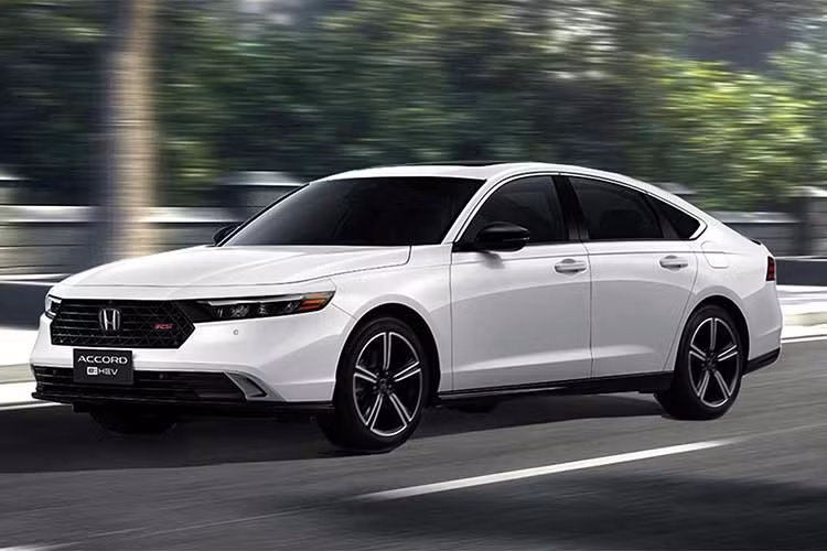 Tại Thái Lan, Honda Accord e:HEV 2026 được phân phối với 3 phiên bản gồm e:HEV E, e:HEV EL và e:HEV RS Panoramic, có giá bán dao động từ 1,479 triệu đến 1,764 triệu baht (tưng đương từ 1.2 tỷ đồng đến 1,44 tỷ đồng). So với trước đây, giá xe đã tăng thêm khoảng 30.000 – 35.000 baht tùy phiên bản.