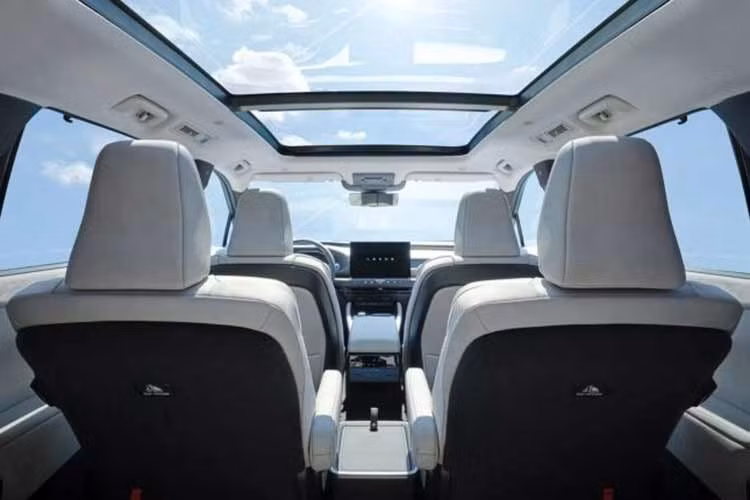 Cung cấp sức mạnh cho Lexus TZ là hai động cơ điện đặt tại hai cầu, cho tổng công suất tối đa 408 mã lực. Dù tải trọng của xe đạt mức 2.630 kg, xe vẫn duy trì khả năng tăng tốc từ 0-100 km/h trong thời gian 5,4 giây. Khách hàng có hai lựa chọn pin với dung lượng lần lượt là 76,96 kWh và 95,82 kWh. Theo ước tính, xe có thể di chuyển quãng đường 483 km sau mỗi lần sạc đầy (theo chuẩn Bắc Mỹ) hoặc lên tới 530 km (theo chuẩn châu Âu).