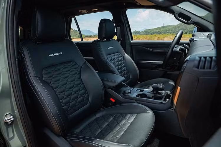 Về trang bị an toàn, Ford trang bị cho Everest Platinum+ gói công nghệ hỗ trợ lái toàn diện. Các tính năng nổi bật bao gồm kiểm soát tốc độ tự động thích ứng, cảnh báo điểm mù kết hợp cảnh báo xe cắt ngang, hỗ trợ duy trì làn đường và phanh khẩn cấp khi gặp chướng ngại vật.