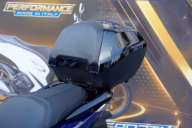 Không chỉ nổi bật về thiết kế, Honda SH150i Vetro Blue còn mang đến trải nghiệm vận hành xứng tầm với vị thế của một mẫu scooter cao cấp. Xe được trang bị động cơ 150cc mạnh mẽ, vận hành êm ái, cùng các công nghệ an toàn hiện đại như ABS, kiểm soát lực kéo HSTC và hệ thống khóa thông minh Smartkey.