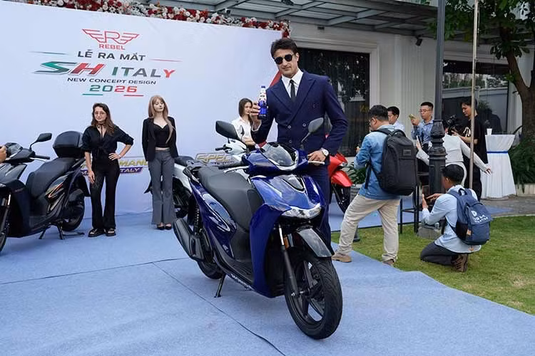 Nhà phân phối tư nhân Rebel vừa chính thức giới thiệu bộ sưu tập SH ITALIA New Concept Design 2026 tại thị trường Việt Nam. Cụ thể là dòng xe tay ga cao cấp Honda SH nhập khẩu nguyên chiếc từ Ý, với nhiều nâng cấp tập trung vào thiết kế và trải nghiệm thị giác dành cho các biến thể SH 150i và SH 350i.