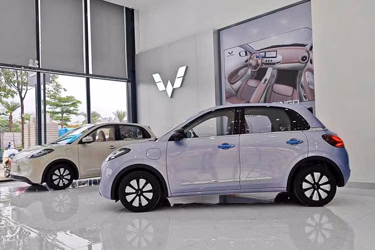 Điểm mới đáng chú ý nhất của mẫu ô tô điện giá rẻ này là việc hỗ trợ sạc nhanh DC với công suất tối đa 50 kW, cho phép sạc từ 30% lên 80% trong 35 phút. Với chuẩn sạc CCS2 mới, Wuling Bingo 2026 sẽ tương thích với hạ tầng trạm sạc công cộng tại Việt Nam, tăng thêm sự thuận tiện cho người dùng và hứa hẹn giúp xe cải thiện doanh số.